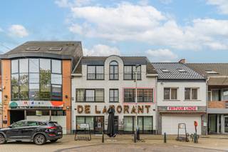 <p><span>instapklaar appartement op de </span><strong><span>1e verdieping</span></strong><span>, centraal gelegen in het centrum van Beerse.</span></p>
<p><span>Het appartement beschikt over:</span></p>
<ul>
<li><span>2 slaapkamers</span></li>
<li><span>Lichte woonkamer</span></li>
<li><span>Volledig uitgeruste keuken</span></li>
<li><span>Badkamer</span></li>
<li><span>Aangenaam terras</span></li>
</ul>
<p><span>Het appartement is </span><strong><span> vernieuwd in 2026</span></strong><span> en afgewerkt met oog voor comfort en modern woonplezier.</span></p>
<p><span>Dankzij de centrale ligging bevinden winkels, openbaar vervoer, scholen en andere voorzieningen zich op wandelafstand.</span></p>
<p><span>Interesse? Neem contact op voor meer informatie of een bezichtiging.</span></p>