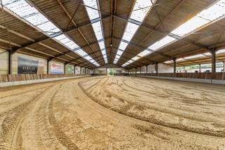 In het groene, landelijke Sinaai ligt deze uitzonderlijke eigendom met een unieke mix van comfort, rust en professionele hippische infrastructuur...