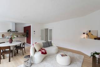 <p>Deze appartementen werden gerenoveerd met nieuwe: leidingen, vloeren, badkamer, keukens, … Er zijn 4 gelijkaardige appartementen te koop, waarbij u de accentkleur van uw keuken kunt kiezen én of u graag op de eerste of tweede verdieping wenst te wonen.</p>
<p>De appartementen zijn elk ingedeeld in:<br />Inkom, berging, apart toilet, badkamer met inloopdouche en lavabomeubel, leefruimte (met zithoek en eetplaats) en open keuken (met Bosch toestellen: kookplaat, dampkap, oven, microgolfoven, koelkast, diepvries, vaatwas en spoelzone). Verder vinden we er 2 ruime slaapkamers, waarvan 1 met eigen dressing.</p>
<p>De appartementen worden afzonderlijk verwarmd met gloednieuwe eigen centrale verwarmingsketel op aardgas. Aankoop staanplaats aan €15.000 . Upgrade mogelijk naar garagebox aan €35.000.</p>
<p>Absoluut pluspunt: de centrale ligging! Deze wordt gestaafd door de Mobiscore van 9/10.</p>
<p>Aarzel niet Bonne Vastgoed te contacteren voor meer info via 050/73.73.73 of info@bonnevastgoed.be</p>
