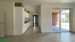 Dit project omvat 10 stijlvolle en hedendaagse appartementen verdeeld over 2 gebouwen. <br />De appartementen beschikken allen over een volledig ingerichte keuken en badkamer, 2 of 3 slaapkamers, woonkamer, berging, apart toilet, ondergrondse garage, kelderberging, fietsenstalling, terras of tuin. <br /><br />De architectuur van het project heeft een tijdloos en strak karakter. De duurzame materialen die aangewend worden en de luxueuze afwerking benadrukken de zorg voor detail en kwaliteit. <br />Een bijkomende meerwaarde is daarenboven de unieke ligging, rustig en toch centraal.