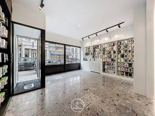 Ligging<br /><br />Deze centraal gelegen handelszaak bevindt zich op wandelafstand van Gent Zuid en het historische stadscentrum. De UGent, Arteveldehogeschool en meerder campussen zijn op wandel- fietsafstand. Met het openbaarvervoer is heel Gent vlot bereikbaar. Vlotte verbinding met de R4, E17 en E40. <br /><br />Indeling<br /><br />De handelszaak bevindt zich op het gelijkvloers met een grote vitrine. De zaak zelf is een mooie open ruimte gevolgd door een achterste bergruimte. <br /><br />Rendement<br /><br />Het rendement na aankoopkosten bedraagt circa 3,5% na aankoopkosten. <br /><br /><br />Voor inlichtingen en/of bezoek, bel Anthony De Reuck 0488 14 62 77