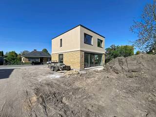 <strong>Hier leeft u in alle rust, omgeven door groen en toch dicht bij alles wat telt.</strong><br /><br /><strong>LIGGING</strong><br /><br />In een rustige doodlopende straat, nabij de Markt en het gezellige centrum van Wetteren, verrijst een exclusief nieuwbouwproject met slechts 6 woningen in een hedendaags moderne architectuur.<br /><br />Goede verbindingen met de E40 en Brusselsesteenweg brengen u snel naar Gent of Brussel. Daarnaast bevinden winkels, scholen, openbaar vervoer, wandel- en fietsroutes zich allemaal op een steenworp.<br /><br /><strong>(MOBISCORE: 8,3/10)</strong><br /><br /><strong>INDELING</strong><br /><br />De woning biedt een uitstekende energieprestatie dankzij vloerverwarming via warmtepomp, zonnepanelen en een ventilatiesysteem D. <br /><br />U komt binnen via de inkomhal met vestiaire, een berging, een gastentoilet en toegang tot de leefruimte.<br />Geniet van een lichtrijke leefruimte met open keuken voorzien van kookeiland en ontbijtcorner.<br />Het ruime terras en de tuin vormen het verlengstuk van uw woonkamer, wat de uitzonderlijkevwoonbeleving bevordert. <br />Hier kan u met vrienden of familie genieten van onvergetelijke momenten die er écht toe doen!<br /><br />Op het verdiep vindt u 3 slaapkamers, een apart toilet, een extra berging en een badkamer. Deze is voorzien van ligbad, douche en een dubbele wastafel. <br /><br /><strong>EXTRA TROEF</strong><br /><br />Deze open bebouwing beschikt over haar eigen private staanplaats aan de woning en is inbegrepen in de prijs! <br /><br /><strong>Kies voor modern, energiezuinig en zorgeloos wonen in Wetteren en contacteer Kevin: 0476 66 55 50<br /></strong><br />(Oppervlakten geraamd, sommige foto’s zijn van een referentieproject of zijn renders)