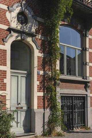 Op zoek naar vastgoed met een ziel? Dit prachtige herenhuis staat te koop en combineert historische charme met verrassend veel ruimte en hedendaags comfort.<br /><br />Achter de statige gevel van dit herenhuis in Vilvoorde bevindt zich een instapklare gezinswoning met een bewoonbare oppervlakte van maar liefst 234 m². De vele originele elementen werden zorgvuldig behouden en geven dit huis zijn bijzondere karakter en warme uitstraling.<br /><br />Indeling:<br /><br />Gelijkvloers: <br />- inkomhal met imposante marmeren trap<br />- grote leefruimte met vele authentieke elementen<br />- recent gerenoveerde keuken met hoogwaardige materialen en kwalitatieve toestellen<br />- zonnig terras met toegang tot een ruime stadstuin omgeven door bomen en veel groen<br /><br />Eerste en tweede verdieping:<br />- 4 ruime slaapkamers, met de mogelijkheid om tot 5 slaapkamers te creëren<br />- ruime dressing met veel opbergruimte<br /><br />Souterrain:<br />- momenteel ingericht als logeerkamer en bureau<br /><br />Troeven van dit huis:<br />- de grandeur van een herenhuis met alle modern wooncomfort<br />- volop ruimte voor een groot gezin, thuiskantoor, hobbyruimte, praktijk of logeerkamers<br />- EPC B, recent vernieuwd dak voorzien van 10 zonnepanelen, geen renovatieverplichting<br /><br />Bereikbaarheid:<br /><br />- gelegen in het centrum van Vilvoorde nabij scholen, winkels en het station met vlotte verbindingen naar Brussel, Mechelen, Antwerpen en Leuven<br />- de Ring is snel bereikbaar<br />- ruime parkeergelegenheid<br /><br />Interesse om dit bijzondere huis te kopen? Schrijf je in voor onze kijkdag op zondag 1 november.<br /><br />De algemene voorwaarden van Dewaele DIY kunt u steeds raadplegen via dewaele.com.<br /><br />Bestuursmaatregelen in het maatregelenregister: nee