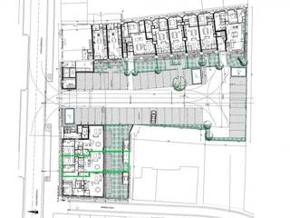 <p>Stijlvolle nieuwbouwappartement met unieke uitstraling op gelijksvloer met terras en tuin in kleinschalige residentie (Residentie Feestpaleis) in het groene Beervelde, een deelgemeente van Lochristi.</p><p>Enkele troeven:</p><p>- Vlotte bereikbaarheid: Beervelde ligt halfweg tussen Gent en Lokeren. De E17, de E4 en de N70 zijn vlakbij. Ook met trein en bus is Beervelde vlot bereikbaar. Daarnaast zijn de nodige handelszaken op wandelafstand bereikbaar.</p><p>- Voldoende parking: Naast uw eigen privéparking... Is er voldoende parkeergelegenheid voor alle bewoners en bezoekers in de groen aangelegde binnenzone.</p><p>- Stijlvolle appartementen: Deze nieuwbouwflat heeft een unieke uitstraling, o.a. door de integratie van de art-deco-elementen uit het Feestpaleis.</p><p>- Groene binnentuin: Dankzij de natuurlijke afwerking en enkele privétuintjes wordt de binnentuin een mooie, groene buffer.</p><p>De volledige bewoonbare oppervlakte van het appartement = 96m² (excl. tuin en terras). Indeling: inkomhall, gang, apart toilet, living met open keuken, zuidgericht tuin (met tuinberging) met terras, 2 slaapkamers, badkamer met ruime douche en dbl lavabo, berging. Verwarming met warmtepomp, net geschilderd. Een privé autostaanplaats.</p>