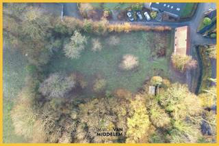 Immo Van Middelem met en vente cette maison À DÉMOLIR/RECONSTRUIRE sur une parcelle d’environ 27a90ca, située en zone agricole à Wambeek...