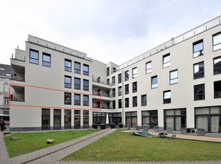 Dit appartement is gelegen in de residentie "Collegehof" aan de Sint-Michielskerk in het centrum van Gent.<br />Exclusief wonen en ondersteuning van zorgverlening gaan hier hand in hand.<br />Als bewoner van deze residentie kan u gebruik maken van de grote polyvalente ruimte op het gelijkvloers alsook van de prachtige binnentuin. Openbaar vervoer, restaurants en winkels treft u in de onmiddellijke nabijheid.<br /><br />Het appartement bevindt zich op de eerste verdieping, het beschikt over een volledig geinstalleerde open keuken voorzien van alle toestellen. Vanuit de leefruimte heeft u toegang tot het eerste terras via een groot schuifraam. De badkamer is voorzien van een toilet, inloopdouche en lavabo met badkamermeubel. Het appartement beschikt over 2 slaapkamers, waarvan 1 slaapkamer met afzonderlijke berging en aansluitend terras met uitzicht op de binnentuin.<br />Een ondergrondse autostaanplaats kan eveneens aangekocht worden.<br />Deze assistentieflat valt onder 12% BTW en is vrijgesteld van onroerende voorheffing! ​