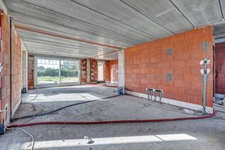 Ontdek deze prachtige halfopen nieuwbouwwoning, waar modern comfort en landelijke charme samenkomen. <br />Deze woning biedt alles wat je nodig hebt voor een comfortabele en energiezuinige levensstijl.<br />• Ruime indeling en afwerking<br />Kies tussen 3 of 5 afgewerkte slaapkamers die perfect inspelen op jouw woonwensen. De woning beschikt over een ruime berging, een stijlvolle keuken met een modern kookeiland, en een badkamer voorzien van een bad en/of douche.<br />• Geniet van een zongerichte tuin<br />De zuidgerichte tuin biedt de ideale plek om te ontspannen en volop te genieten van het buitenleven.<br />• Gunstige ligging<br />• 6% BTW MOGELIJK<br />Deze woning is ideaal gelegen in een rustige omgeving met winkels, scholen en openbaar vervoer op korte afstand. Daarnaast bieden nabijgelegen invalswegen zoals de N37, N35 en N498 eenvoudige toegang tot belangrijke snelwegen en omliggende steden zoals Gent, Kortrijk en Brugge.<br />• Energiezuinig en duurzaam<br /><br />Deze woning is ontworpen met oog voor de toekomst. Dankzij de warmtepomp met vloerverwarming en de inbegrepen 9 zonnepanelen geniet je van een energiezuinige woning met een lage ecologische voetafdruk.<br />Ervaar modern wonen in een landelijke omgeving. <br />Neem contact op en ontdek jouw toekomstige thuis!