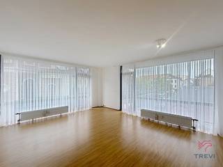 <strong>UCCLE : Proche du parc de Wolvendael ainsi que des commerces et des transports en communs, bel appartement 2 chambres avec parking de ±84m² situé au 2e étage avec ascenseur. Il est composé comme suit : hall d’entrée, wc, salle de bains avec double vasque, 2 chambres ( ±14m² et ±12m²), living ±26m² avec balcon orientée Nord-Ouest de ±8m², cuisine équipée ( four, taques, hotte, frigo, congélateur, lave-vaisselle et emplacement pour un lave-linge). Cave n°27 et 1 emplacement de parking n°19 inclus. Charges : Provisions de 250€/mois comprenant les communs, eau froide, eau chaude et chauffage. PEB D. Disponible immédiatement.</strong><br /><br />
<p>Situé au 2<sup>e</sup> étage avec ascenseur :</p>
<ul>
<li>Hall d’entrée</li>
<li>Wc</li>
<li>Salle de bains avec double vasque</li>
<li>Chambre ±14m²</li>
<li>Chambre ±12m²</li>
<li>Living ±26m² avec balcon orienté Nord-Ouest de±8m²</li>
<li>Cuisine équipée ( four, taques, hotte, frigo, congélateur, lave-vaiselle et emplacement pour un lave-linge)</li>
<li>Cave n°27</li>
<li>Emplacement de parking n°19</li>
</ul>