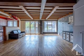 <p>Appartement bien situé dans un petit immeuble, comprenant : hall d'entrée, séjour, cuisine équipée avec buanderie adjacente, salle de bain équipée, toilette séparée et 3 chambres. Garage box individuel à acheter ou non avec un prix de vente de € 28.000,00. Situation calme, proche des transports en commun, des commerces (Colruyt à 50 m), de Metropolis et de la ville d'Anvers. Alarme présente. EPC : 89 (étiquette A !). Disponible par acte notarié.  </p>
