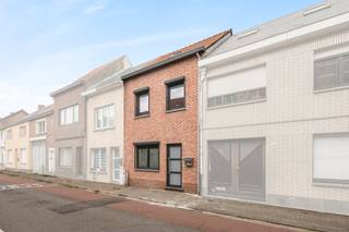 Deze volledig energetisch gerenoveerde woning combineert modern wooncomfort met een uitstekende ligging. Dankzij het uitstekende EPC-peil,...