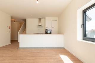 <p>Op zoek naar een modern, ruim en comfortabel appartement op een centrale locatie? Dit prachtige nieuwbouw duplex appartement met twee slaapkamers, gelegen aan de Stationsstraat 15 in Willebroek, combineert hedendaags wooncomfort met een praktische ligging. Dankzij de nabijheid van het centrum, het station, winkels en andere dagelijkse voorzieningen geniet u hier van een bijzonder aangename woonomgeving met alles binnen handbereik.</p><p>Het appartement is verdeeld over twee verdiepingen, waardoor het aanvoelt als een echte woning en er een mooie scheiding ontstaat tussen de leef- en slaapruimtes. De doordachte indeling, moderne afwerking en grote raampartijen zorgen voor een aangename en lichtrijke sfeer doorheen het volledige appartement.</p><p> </p><p>Bij het betreden van het appartement komt u terecht in een ruime en lichtrijke leefruimte, waar voldoende plaats is voor zowel een gezellige zithoek als een volwaardige eetruimte. De open indeling versterkt het ruimtelijke gevoel en maakt van deze verdieping een aangename plek om tot rust te komen of gasten te ontvangen.</p><p> </p><p>Aansluitend bevindt zich de moderne open keuken, die mooi geïntegreerd werd in de leefruimte. Dankzij de hedendaagse uitstraling en praktische indeling vormt de keuken het centrale punt van de woonverdieping. De combinatie van keuken en leefruimte creëert een open en gezellige woonomgeving die perfect aansluit bij het hedendaagse wooncomfort.</p><p> </p><p>Op de slaapverdieping bevinden zich twee volwaardige slaapkamers. Beide kamers bieden voldoende ruimte voor een comfortabel bed en bijkomende kasten of een bureau. Hierdoor is het appartement geschikt voor een koppel, een klein gezin of iemand die graag over een aparte bureau- of logeerkamer beschikt.</p><p>Daarnaast beschikt het appartement over een moderne badkamer, uitgevoerd in dezelfde hedendaagse stijl als de rest van de woning. Dankzij de praktische verdeling over twee verdiepingen blijven de privévertrekken mooi afgescheiden van de leefruimtes.</p><p>Als nieuwbouwappartement voldoet de woning aan de hedendaagse normen op het vlak van wooncomfort en energiezuinigheid. Dit zorgt niet alleen voor een aangenaam binnenklimaat, maar draagt ook bij aan een efficiënt energieverbruik.</p><p> </p><p>Een bijkomende troef is de aanwezigheid van een ondergrondse autostaanplaats, waardoor u steeds beschikt over een vaste en veilige parkeerplaats. Bovendien is er een aparte berging voorzien, ideaal voor het stockeren van fietsen, huishoudelijke spullen of andere materialen.</p><p>De ligging aan de Stationsstraat in Willebroek is bijzonder praktisch. Het station bevindt zich vlakbij, waardoor u beschikt over een vlotte verbinding met omliggende steden. Ook het centrum van Willebroek, winkels, horeca en andere voorzieningen zijn gemakkelijk bereikbaar. Dankzij de goede verbinding met belangrijke invalswegen is het appartement bovendien interessant voor wie zich regelmatig met de wagen verplaatst.</p><p></p><p><strong>Huurprijs: € 1.150 per maand</strong><br /><strong>Gemeenschappelijke kosten: € 90 per maand</strong></p>