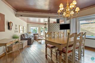 <p><strong>Te renoveren halfopen woning met garage en zuidgerichte tuin in het centrum van Arendonk</strong></p>
<p>Op zoek naar een woning met ruimte, potentieel en een centrale ligging? Deze deels te renoveren halfopen bebouwing in het hart van Arendonk biedt tal van mogelijkheden voor wie zijn eigen stempel wil drukken.</p>
<p>De woning beschikt over een inkom via het voormalige kapsalon, dat vandaag ingericht is als slaapkamer, maar perfect kan dienen als bureauruimte, praktijk of hobbykamer. Verder is er een praktische berging, een badkamer uitgerust met zowel douche als ligbad en aansluiting voor een wasmachine, evenals een apart toilet.</p>
<p>De ruime, ingerichte keuken met gezellige ontbijthoek vormt het hart van de woning en sluit naadloos aan op de lichtrijke woonkamer met parketvloer en mooi zicht op de verzorgde, zuidgerichte tuin.</p>
<p>Op de eerste verdieping bevinden zich drie slaapkamers. Via een vaste trap bereik je de zolderverdieping, waar zich nog een extra slaapkamer bevindt.</p>
<p>Extra troef is de ondergrondse garagebox, gelegen aan de overzijde van de straat.</p>
<p>De woning vraagt voornamelijk een energetische renovatie, maar biedt een stevige basis en veel ruimte voor wie comfortabel en centraal wil wonen. Verwarming gebeurt via aardgas.</p>
<p><strong>Troeven:</strong></p>
<ul>
<li>Centrale ligging in Arendonk</li>
<li>Zuidgerichte tuin</li>
<li>Ondergrondse garagebox aan de overzijde</li>
<li>Aparte zij-ingang via een poortje</li>
<li>Veel potentieel na renovatie</li>
<li>EPC: F-label => renovatieplicht!</li>
</ul>