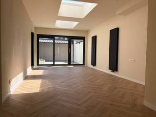 This townhouse renovated to perfection is a gem in its class. Everything was renewed from head to toe with quality materials and attention to detail. The layout is as follows: on the ground floor: entrance hall, open fully equipped kitchen, bright and spacious living room (large sliding window + 2 skylights), toilet, storage room and large patio where you can enjoy. On the second floor there is a very large bedroom, a bathroom with washbasin, shower and toilet and a night hall that can also serve perfectly as an office. The second bedroom is on the second floor and is also spacious.The house was provided with a new roof and roof insulation, central heating via a condensing boiler on natural gas and there is new double glazing throughout. This results in a brilliant EPC, 114 kWh/m2/year, label B.