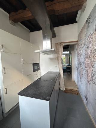 VERHUURD <br />Historisch pand ( 16- 17 eeuw ) met tuin in tuinstraat vlak bij St Andriesplaats .<br />Wij zoeken een huurder ( MAX 2 pers ) die op zoek is naar authentiek plekje in de binnenstad . <br />Je komt binnen in de keuken - kookvuur , oven, microgolf, ijskast, vaatwasse, dampkap . Achter de keuken leefruimte met kasten en achteraan schuifraam naar tuin . in de tuin is bergruimte voor fiets en of vuilbak .<br />Eerste verdieping leefruimte, salon, bureau ( zelf in te vullen ) . Toilet bevind zich onder trap naar verdieping 2 .<br />Tweede verdieping : vernieuwde badkamer met douche en lavabo .en slaapkamer met bed en kasten . <br />Gewelfde kelder waar momenteel nog wasmachine en droogkast staan . <br /><br />Huurprijs € 850/ maand .<br />Liever geen rokers en geen huisdieren. <br /><br />Bezichtiging na afspraak via mail . Voorkeur doorgeven vrijdag zaterdag zondag ( tussen 14 -16 u ) <br /><br />