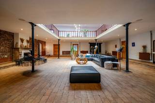 Ontdek deze gerenoveerde voormalige textielfabriek (industriële charmante loft met terras, oprit en parking, en groot atelier), gelegen in het centrum van Ronse. 
Dit unieke pand combineert karakter en moderne luxe, met tal van mogelijkheden voor zowel professioneel als privégebruik.

De loft, gerenoveerd in 2020, biedt een luxueus woongedeelte met een nieuw dak, (2 plateaus van +-200m² waarvan één in mezzanine), gebruikmakend van stijlvolle en kwalitatief hoogstaande materialen zonder hierbij de charmes van het authentieke gebouw aan te tasten (open ruimte met mezzanine, ingerichte keuken, moderne badkamer, slaapgelegenheid, sauna). Overdekt terras met jacuzzi. 
Atelier/polyvalente ruimte: ontvangstruimte, groot atelier, een professionele keuken met koelcel en een ruime sanitaire blok met aparte dames- en herentoiletten. 
Handige grote parking (tevens bouwgrond). 

Een uitzonderlijke kans voor wie op zoek is naar een uniek, veelzijdig pand met eindeloze mogelijkheden.
