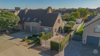 Vandaag nemen we je mee naar Sint-Amands, waar we deze ruime halfopen bebouwing terugvinden in een zeer rustige woonwijk. De woning combineert een praktische indeling met een ruime leefruimte en een prachtige zuid gerichte tuin met zwembad.<br /><br />We betreden de woning via de inkomhal die toegang geeft tot de ruime, lichtrijke leefruimte. Aansluitend vinden we de volledig geïnstalleerde keuken en een aparte bureauruimte, ideaal voor wie van thuis uit werkt of een rustige werkplek wenst. De keuken biedt bovendien toegang tot de ruime garage en een badkamer, uitgerust met een inloopdouche en lavabo. <br /><br />Op de eerste verdieping bevinden zich drie volwaardige slaapkamers. Eén slaapkamer beschikt over een volwaardige dressing. Verder vinden we op deze verdieping de tweede badkamer, uitgerust met een ligbad, toilet en lavabo.<br /><br />De zuid gerichte tuin beschikt over een zwembad, een aangenaam terras en een tuinhuis. Hier geniet je in alle rust van de buitenruimte en heb je volop mogelijkheden om lange zomeravonden door te brengen.<br /><br />Ook energetisch scoort deze woning omwille van een EPC-label B en maar liefst 18 zonnepanelen met groenstroomcertificaten.<br /><br />De wagen kan je parkeren op de oprit of in de garage.<br /><br />Ben je op zoek naar een ruime gezinswoning met zwembad?<br />Contacteer ons gerust via bryann@julimmo.be of 0492 86 51 03.