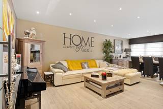 Dit gezellig en perfect instapklaar appartement bevindt zich op de eerste verdieping van een appartementsblokje in een toffe residentiële wijk, vlakbij het centrum van Stabroek. Scholen, winkels en openbaar vervoer zijn allen in de nabije omgeving aanwezig. U komt het appartement binnen via een inkomhal met nis voor vestiaire en handige ingemaakte kasten. Verder vindt u hier een ruime en lichte woonkamer met volledig geïnstalleerde, open keuken, een berging, 2 volwaardige slaapkamers en een badkamer met inloopdouche, toilet en wastafel met meubel, spiegel- en kolomkast. Vanuit de master-bedroom heeft u toegang tot een gezellig balkonnetje aan de achterzijde. Dankzij de oriëntering op het westen kan u hier heerlijk van de avondzon genieten. Alle ramen van het appartement werden tevens voorzien van rolluiken. Bij het appartement hoort verder nog een privatieve garagebox, gesitueerd achter het appartementsgebouw. Deze garage is niet in de vraagprijs inbegrepen en dient verplicht bij aangekocht te worden voor €25.000. Gem. kosten: €180/maand, incl. voorschot gas, water, syndicus, poets gang,... 