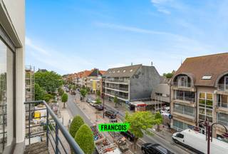 Dit lichtrijke duplexappartement bevindt zich pal in het centrum van De Haan. Dankzij deze uitzonderlijke ligging bent u overal dichtbij: op wandelafstand van winkels, het openbaar vervoer, het strand en de duinbossen.<br /><br />Het appartement heeft een oppervlakte van 108 m² en beschikt over drie volwaardige slaapkamers. Op de derde verdieping omvat het appartement een inkomhal, een ruime living met open keuken, een berging, een badkamer, een balkon en één slaapkamer.<br /><br />Op de vierde verdieping bevinden zich twee slaapkamers en een royaal dakterras, waar u de hele dag kan genieten van de zon. Deze residentie wordt zorgvuldig onderhouden door de syndicus en beschikt over een lift.<br /><br />Belangrijke informatie: er bestaat de mogelijkheid om met minimale kost en beperkte renovatiewerken het EPC eenvoudig op te waarderen naar het wettelijke minimumlabel D. Dit kan onder meer gerealiseerd worden door de integratie van warmtepompen, waardoor u op een energie-efficiënte en duurzame manier bijdraagt aan de waardevermeerdering en toekomstbestendigheid van het pand.<br /><br />Wenst u graag een bezoek te brengen aan dit uitstekende appartement? Aarzel dan niet om een afspraak te maken via +32 471 74 25 41 of per mail naar julien@immofrancois.be.<br /><br />