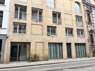 Wil je wonen in de bruisende oude binnenstad, beschikken over een terras en alle comfort, dan is dit appartement van 61m2 + 16m2 terras ideaal voor jou.<br />Gelegen aan de St Katelijnevest nr 2 net naast de Carolus Borromeuskerk, zonder twijfel een van de mooiste van de stad. Op wandelafstand van het Conciencespleintje, de Grote Markt, Groenplaats en de Meir. Vlot bereikbaar met openbaar vervoer.<br />Het recent appartement bj 2014 bestaat uit 5 appartementen en is uitgerust met een ruime lift die enkel wordt gebruikt door de 4 appartementen.<br />Je komt binnen via een private hall op de eerste verdieping. Eens binnen vinden we een kleine open hall, aansluitend de leefruimte met volledig uitgeruste keuken: vaatwasser, inductievuur, dampkap, heteluchtoven, microgolfoven, koelkast met vriesvak en voldoende berging.<br />Achterin is plaats voorzien om een was en droogmachine te plaatsen.<br />Aan de achterzijde bevind zich het terras van 16m2 waar het rustig zitten is, met verlichting en extra buitenstopcontact.<br />De badkamer is uitgerust met een inloopdouche en thermostatische kraan.<br />De open slaapruimte biedt door een smalle gang de nodige privacy.<br />Alle kabels voor internet liggen klaar voor je gewenste aansluiting zodat je hier naast een gezellige woonst ook je homeworking space kan opstellen.<br />Kortom, het ideale appartement voor een koppel of alleenstaande die graag in de oude binnenstad woont.<br />Beschikbaar vanaf 01/05/26<br /><br />Inbegrepen: onderhoud en van gemeenschappelijke delen, lift.