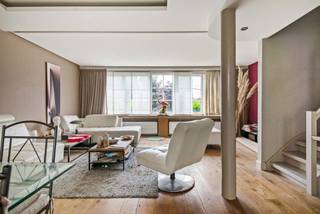 Interesse in deze bel-etage woning? Maak snel ONLINE je afspraak via Livitas.be<br />Zin in een ontspannende sauna in de tuin? Wandel door de tuin en geniet van je wellnes momentje.<br />Een ideale woning in de ideale buurt met een leuke tuin, 3 slaapkamers en vooral een zonnige woonkamer.<br />Het gelijkvloers bestaat uit de inkomhal met garage en achteraan een grote wasplaats die ook kan dienen als vierde slaapkamer of kantoor.<br />De woonkamer is vooraan gelegen en geeft uit op de open keuken en de veranda.<br />3 ruime slaapkamers en een badkamer maken deze woning de ideale woning voor heel de familie.<br />Wees er snel bij en maak ONLINE via Livitas.be je afspraak.