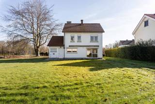 <p>Vous êtes à la recherche d’une maison prête à emménager avec 3 chambres et un magnifique jardin ? Alors cette maison 4 façades située sur un terrain de 9a 68ca vaut certainement le détour.<br /><br />Située Albert Heyrbautlaan 50 à Dilbeek, cette maison bénéficie d’un emplacement idéal. Toutes les facilités telles que les transports en commun, la gare, les écoles, les commerces ainsi que la réserve naturelle Wolfsputten se trouvent à distance de marche. De plus, vous rejoignez en voiture les accès au Ring en moins de 2 km.<br /><br /><strong>En résumé : l’emplacement idéal pour ceux qui souhaitent vivre au calme tout en restant facilement accessibles.</strong><br /><br /><span>Composition</span><br /><br />Nous entrons dans la maison par un hall d’entrée lumineux avec toilette invités séparée. Depuis ce hall, nous accédons au séjour chaleureux, qui bénéficie d’une belle luminosité naturelle grâce aux grandes fenêtres situées à l’avant et à l’arrière de la maison.<br /><br />La maison dispose également d’une cuisine rénovée et entièrement équipée, accompagnée d’un espace de rangement pratique. Dans le prolongement, nous trouvons le garage intégré, idéal pour charger et décharger facilement les courses.<br /><br />Au premier étage se trouvent 3 chambres (12 m² – 8 m² – 8 m²), un petit dressing ainsi qu’une salle de bains à rénover avec baignoire et lavabo simple. Le grenier entièrement isolé (33 m²) offre un espace de rangement supplémentaire et est idéal pour le stockage de matériel.<br /><br /><span>Atouts supplémentaires</span>: PEB favorable (C) - Possibilités d’extension - Allée de stationnement - Magnifique espace jardin<br /><br />Prêt à faire de cette maison votre nouveau chez-vous ?<br /><br /><strong>Contactez-nous via info@impromove.be ou au 02 887 80 56.</strong></p>