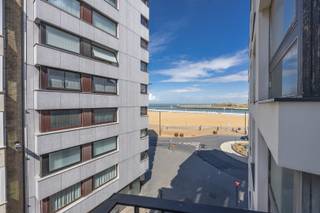 <strong>Modern duplexappartement met 2 slaapkamers</strong><br />In de recent opgerichte residentie RES.ORT, gelegen vlakbij de levendige Visserskaai in het hart van Oostende, bevindt zich dit ruim en lichtrijk duplexappartement bestaande uit een ruime woonkamer met grote raampartijen en toegang tot het terras, een open volledig uitgeruste keuken, 2 comfortabele slaapkamers en een stijlvolle badkamer met inloopdouche Het appartement combineert modern wooncomfort met een ideale ligging nabij de jachthaven, restaurants en het stadscentrum.
<ul>
<li>Totale bewoonbare oppervlakte : 116 m²</li>
<li>EPC: A-label</li>
<li>gemeenschappelijke fietsenberging</li>
</ul>