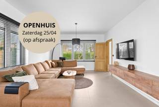 <p>Instapklaar wonen zonder compromissen? Deze karaktervolle woning op een topligging in Sint-Michiels combineert ruimte, afwerking en techniek op een niveau dat zelden op de markt komt.</p><p>Deze woning werd niet gerenoveerd om te verkopen, maar om zelf in te wonen. Elk detail werd doordacht uitgevoerd door een aannemer, met duurzame materialen en moderne technieken als basis. Zo beschikt de woning over een conforme elektrische installatie én een sterke energetische prestatie met label A (80 kWh/m²) – een zeldzame combinatie van comfort en energiezuinigheid.</p><p>Binnenin geniet u van een lichtrijke leefruimte, een volledig uitgeruste keuken en een praktische indeling met 5 volwaardige slaapkamers, waaronder een bureau/slaapkamer op het gelijkvloers – ideaal voor thuiswerk of praktijk. De nachthal met ingemaakte kasten, ruime kamers en luxueuze badkamer zorgen voor een perfect gezinscomfort.</p><p>De extra troef? Een tweede toegang achteraan via de Kleine Tillegemstraat, wat flexibiliteit en bereikbaarheid aanzienlijk verhoogt.</p><p>Dit is geen woning waar nog moet worden nagedacht over renovaties. Dit is een woning waar u meteen kan wonen, met de zekerheid dat alles klopt.</p><p>Bent u op zoek naar kwaliteit, ruimte en rust op een strategische ligging? Dan is dit een kans die u best zelf komt ervaren.</p><p>Interesse?</p>