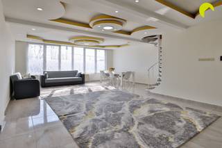 <p><span>Dit duplexappartement met 4 slaapkamers is gelegen in het centrum van Antwerpen, in de buurt van Schijnpoort, op wandelafstand van Park Spoor Noord en Park Spoor Oost.<br />Dankzij de centrale ligging geniet u van een vlotte toegang tot winkels, openbaar vervoer en het bruisende stadsleven van Antwerpen.</span></p><p><span> </span></p><p><span>Indeling:</span><span><br />De ruime woonkamer met stijlvol plafond biedt voldoende plaats voor zowel een eetruimte als een zithoek. Dankzij de grote raampartijen baadt de leefruimte in natuurlijk licht.<br />Een open trap vormt een karaktervol element en leidt naar de bovenverdieping met extra kamers.</span></p><p><span>De keuken is volledig uitgerust met de nodige toestellen en biedt eveneens ruimte voor een eethoek. Via de keuken bereikt u het aangename, ruime terras ideaal om te ontspannen.</span></p><p><span>Op de bovenverdieping bevinden zich meerdere kamers die flexibel in te richten zijn, bijvoorbeeld als slaapkamer, thuiskantoor of hobbyruimte. </span></p><p><span>Dit appartement biedt dus heel wat mogelijkheden voor diverse woonbehoeften.<br />De badkamer is uitgerust met een ligbad, toilet en lavabomeubel.</span></p><p><span> </span></p><p><span>Nuttige informatie:</span></p><ul><li><span>EPC: 196 kWh/m² (B-label)</span></li><li><span>Elektriciteit is niet conform het AREI</span></li><li><span>Niet-asbestveilig</span></li><li><span>P-score (perceelscore): Klasse C</span></li><li><span>G-score (gebouwscore): Klasse C</span></li></ul><p><span> </span></p><p><span>Stedenbouwkundige inlichtingen zijn in aanvraag.</span></p><p><span> </span></p><p><span>Voor een bezoek ter plaatse kan u ons contacteren op het nummer 03 449 42 41 of surf naar www.habicom.be</span></p><p><span>Benieuwd naar de waarde van jouw woning?  Check het gratis op <span>www.watismijnhuiswaard.be</span></span></p><p><span> </span></p>
