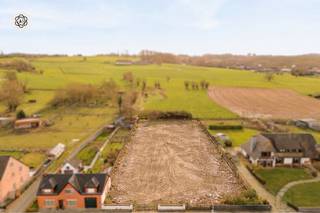 Te renoveren charmante hoeve met véél potentieel, gelegen op een ruim perceel van 2.577 m² in landelijk woongebied. Deze eigendom biedt tal...