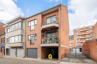 Langs de Nieuwstraat ter hoogte van nummer 16 bevindt zich dit uitstekend verzorgd duplexappartement met drie slaapkamers en een autostandplaats.Dit...