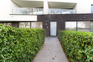 Recent appartement met 2 slaapkamers en groenzicht! Zeer rustig gelegen met zicht op de natuur, doch op slechts enkele km van de E34 en de haven.Het...