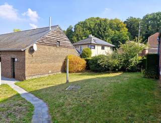 <strong>Op zoek naar een renovatieproject met karakter én potentieel?</strong><br />Deze authentieke langgevelhoeve (148 m² bewoonbare oppervlakte) ligt in alle rust en vormt de perfecte basis om jouw droomwoning te creëren. De royale zolder — nu nog onbenut — biedt zeeën van ruimte voor extra slaapkamers, een tweede badkamer of een inspirerende hobbyruimte.<br /><br /><strong>Locatie:</strong><br />Landelijk en rustig, maar toch vlot bereikbaar. Op wandelafstand vind je het natuurdomein Ter Heide en het idyllische meer van Rotselaar – een paradijs voor wandelaars en natuurliefhebbers.<br /><br /><strong>Indeling:</strong><br />• Ruime, lichte leefruimte<br />• Functionele keuken<br />• Berging met extra opslag<br />• Badkamer met douche en toilet<br />• 2 slaapkamers op het gelijkvloers<br />• Grote zolder met uitbreidingsmogelijkheden<br /><br /><strong>Buiten:</strong><br />• Aangebouwde schuur: perfect voor opslag of creatieve projecten<br />• Losstaande garage voor 1 wagen<br />• Tuinberging<br />• Sfeervolle tuin rondom de woning<br /><br /><strong>Waarom kiezen voor deze hoeve?</strong><br />Omdat je houdt van rust, ruimte en het authentieke karakter van oude hoeves. En omdat je weet dat een renovatie dé kans is om alles naar je hand te zetten. Met de juiste aanpak transformeer je deze plek tot een unieke gezinswoning of charmant landelijk verblijf.<br /><br />📞 Interesse? Bel 0476 51 03 51.