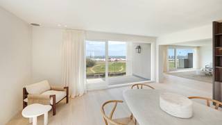 <strong>Exclusief te koop: </strong>Zeer ruim hoekappartement in een standingvolle residentie op de <strong>Wandeldijk</strong> met prachtige zichten over het Zwin. Maar liefst <strong>14 meter gevel langs de Zeekant!</strong><br /><br /><strong>Indeling:</strong> ruime inkomhal met vestiaire en gastentoilet, fantastische eetkamer met prachtige open keuken met onneembaar zicht op zwin én zee en een heerlijk zonneterras, uiterst ruime salon met transparant zicht op de zee en duinen + mooi terras. In de vleugel achteraan bevinden zich <strong>vijf volwaardige slaapkamers</strong>, elk met prachtige zichten over het Zwin, en vier bad- of doucheruimtes.<br /><br />Het appartement werd afgewerkt met een <strong>uitzonderlijke graad van luxe en kwaliteit.</strong><br /><br />Mogelijkheid tot aankoop van <strong>2 staanplaatsen in de residentie</strong>. 2 privatieve bergingen.