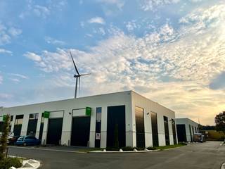 Nieuwbouw KMO-unit met een oppervlakte van 288 m² met een mezzanine van 69 m² en 5 privatieve parkeerplaatsen te koop. Strategisch gelegen op het industrieterrein 'Genk-Noord' in het centrum van Limburg, vlakbij de op- en afritten 30 'Park Midden Limburg' en 31 'Genk centrum' van de E314.<br /><br />Het magazijn met een vrije hoogte van +/- 6,5 m is voorzien van twee automatische sectionale poort (4 m x 4,5 m), een polybetonvloer (2,5 t/m²), lichtstraat met rookluik, septische put, raampartijen en LED-verlichting. Dankzij de aanwezigheid van de twee sectionale poorten (1 aan de voorzijde en 1 aan de achterzijde) kan er een flow gecreëerd worden. Het bedrijfsgebouw is geschikt voor zowel opslag als productie en biedt dus een ideale omgeving om te ondernemen. De unit maakt deel uit van de gloednieuwe KMO-ontwikkeling 'Green Business Woudpark' bestaande uit 39 duurzame KMO-units.<br /><br />Contacteer PANORAMA B2B voor bijkomende inlichtingen of een vrijblijvend plaatsbezoek 011 220 500.