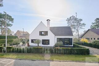 Prachtige villa op toplocatie in de villawijk van LommelIn de gegeerde villawijk van Lommel, op een uitzonderlijk rustig gelegen hoekperceel van maar...