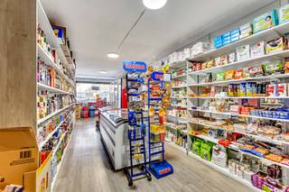 <p>Voor meer info of een bezoek, bel 053 59 49 32 -<strong> Verhuurd handelspand (56 m²) te koop in Moorsel – Interessante investering. </strong>Bent u op zoek naar een <strong>vastgoedbelegging met onmiddellijk rendement</strong>? Dit verhuurde handelspand van 56 m² in Moorsel vormt een uitstekende opportuniteit voor investeerders. Het pand bestaat uit een <strong>handelsruimte vooraan</strong>, geschikt voor diverse commerciële activiteiten. <strong>Achteraan bevindt zich een keukenruimte en een apart toilet</strong>, wat het pand functioneel maakt voor dagelijks gebruik. Het pand is <strong>momenteel verhuurd aan €900 per maand</strong>, waardoor u vanaf de aankoop geniet van <strong>onmiddellijke huurinkomsten</strong> zonder leegstand. <strong>Optioneel is er parking aan te kopen achter het gebouw voor 5000 euro per staanplaats.</strong> EPC-Label F (simulatie naar EPC: B te bekijken via de website) - Centrum Moorsel</p>