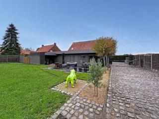 <p>Instapklare alleenstaande woning in een rustige buurt, bestaande uit een inkomhal met ingemaakte vestiaire, berging en toilet, een gezellige leefruimte met eet- en zithoek, en een recent vernieuwde keuken met kookeiland en eetplaats.<br />De prachtige badkamer is uitgerust met een inloopdouche, ligbad en dubbele wastafel. Verder zijn er twee praktische bergingen, een wasplaats, een bureel/slaapkamer of polyvalente ruimte en een grote tuin met aangelegd terras.<br />Op de verdieping bevinden zich drie slaapkamers, een dressing, een afzonderlijk toilet en een bergzolder.</p>
<p><b>Extra troeven:</b></p>
<ul>
<li>
<p>Energiezuinig (label B)</p>
</li>
<li>
<p>Voorzien van zonnepanelen</p>
</li>
<li>
<p>Zonneboiler</p>
</li>
<li>
<p>Regenwaterput van 20.000 L</p>
</li>
<li>
<p>Bewoonbare oppervlakte van ca. 250 m²</p>
</li>
<li>
<p>Polyvalente ruimte met aparte ingang en sanitaire voorzieningen</p>
</li>
<li>
<p>Ideaal voor wie wonen en werken wil combineren of voor een groot gezin</p>
</li>
<li>
<p>Grote oprit met plaats voor meerdere wagens</p>
</li>
</ul>
<p>Dit appartement is te koop ZONDER makelaar via het concept van <b><span>Smart Houses!</span></b> Wenst U verdere inlichtingen of bezoek? Contacteer rechtstreeks de eigenaar via <b><span>0491/59.21.01</span></b></p>
