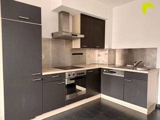 <p><span>Op een rustige ligging in Wilrijk vinden we dit tof, recent appartement met 1 slaapkamer en terras terug. Buurtwinkels, scholen, grootwarenhuizen, een ziekenhuis, een kinderdagverblijf, alle vormen van openbaar vervoer (bus, tram) ... kortom, alles is op een steenworp te bereiken. </span></p><p><span>Goede verbinding met autosnelwegen wegens directe nabijheid van invalswegen en de oprit van de Ring rond Antwerpen - A12.</span></p><p><span> </span></p><p><span>Kom gerust eens kijken naar dit gezellig appartement, ideaal voor een alleenstaande of een jong koppel!</span></p><p><span> </span></p><p><span>Indeling</span></p><p><span>Via de gemeenschappelijke inkomhal komen we binnen in het gebouw en komen we via de trap tot aan het appartement op de tweede verdieping. We stappen binnen in de centrale hal van waaruit men toegang heeft tot alle ruimtes. Hier valt onmiddellijk al de onderhoudsvriendelijke tegelvloer op die doorloopt doorheen het appartement. Aan de voorzijde van het gebouw is er een aangename leefruimte met volledig ingebouwde open keuken (25m²) die uitgerust is met kasten en toestellen (vitro-keramische kookplaat, dampkap, oven, koelkast, vaatwasser, spoeltafel). Gaan we door de hal komen we bij een volledig betegelde badkamer die voorzien is van een inloopdouche, een badkamermeubel met lavabo, een kolomkast, een toilet en aansluitingen voor wasmachine/droogkast.</span></p><p><span>Achteraan bevindt zich de zeer ruime slaapkamer (20m²) die toegang heeft tot het terras. </span></p><p><span>Een bergruimte is aanwezig in het appartement.</span></p><p><span> </span></p><p><span>Nuttige informatie</span></p><p><span>Geen gemeenschappelijke kosten!</span></p><p><span>EPC: 115 kWh/(m²jaar)</span></p><p><span>Huurwaarborg: 3 maanden</span></p><p><span>Plaatsbeschrijving € 225 </span></p><p><span>Onmiddellijk beschikbaar!</span></p><p><span> </span></p><p><span>“Boek nu zelf ONLINE uw afspraak in. Surf naar het betreffende eigendom op onze website <span>www.habicom.be</span></span><span> en klik op de roze knop </span><span>'PLAN EEN BEZOEK'</span><span>. <br />Kies het moment dat u het beste uitkomt, vul de gevraagde contactgegevens in en klik nadien op verzenden om te bevestigen.”</span></p><p><span> </span></p>