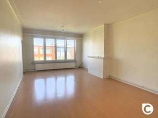 <p><span>Welkom in dit gezellige appartement gelegen in Wilrijk. Dit ruime tweekamerappartement biedt ideale mogelijkheden voor starters, koppels of kleine gezinnen die een praktische en comfortabele woning zoeken.</span></p><p><span>Gelegen vlakbij het centrum bevindt dit appartement zich toch in een rustige wijk, maar met een goede bereikbaarheid van voorzieningen, winkels en openbaar vervoer rondom.</span></p><p><span> </span></p><p><span>De woonkamer is erg lichtrijk en kent een mooie grootte; perfect voor een grote eettafel en een comfortabel salon. </span></p><p><span> </span></p><p><span>Aangrenzend vinden we de keuken. De vele kasten, aangevuld met een keramisch vuur, vaatwasser en gootsteen zorgen voor een praktisch geheel.</span></p><p><span> </span></p><p><span>Het appartement beschikt over twee volwaardige slaapkamers. Dankzij de grote ramen is ook hier een zeer aangename lichtinval.</span></p><p><span> </span></p><p><span>De badkamer werd netjes ingericht met een wastafel en moderne douchecabine.</span></p><p><span> </span></p><p><span>In de inkomhal is een apart toilet terug te vinden.</span></p><p><span> </span></p><p><span>Kosten en beschikbaarheid</span></p><p><span>€ 875 / maand</span></p><p><span>€ 75 / maand (incl provisie water)</span></p><p><span>Onmiddellijk beschikbaar</span></p><p><span> </span></p><p><span>Troeven</span></p><ul><li><span>Lichtrijk appartement</span></li><li><span>Ruime woonkamer</span></li><li><span>2 Volwaardige slaapkamers</span></li><li><span>Centrale maar toch rustige ligging</span></li></ul>