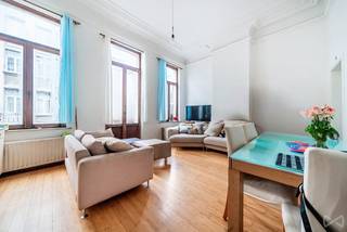 <p>Info en bezoeken - 02 315 51 71</p>
<p>We Invest stelt met plezier dit ruime <strong>triplex van ongeveer 130 m²</strong> voor, ideaal gelegen in de Mérodestraat in <span><span>Sint-Gillis</span></span>. Het pand beschikt over <strong>3 slaapkamers</strong> en geniet bovendien van een <strong>aangename buitenruimte van ongeveer 13 m²</strong>, ideaal om van zonnige dagen te genieten. Het appartement is <strong>stedenbouwkundig geregistreerd als triplex</strong>, hoewel het momenteel is ingericht als twee appartementen, wat tal van mogelijkheden biedt en een interessant potentieel vormt voor zowel eigen bewoning als investering.</p>
<p>Gelegen in een <strong>kleine mede-eigendom met lage gemeenschappelijke kosten</strong>, bevindt het pand zich in een van de meest <strong>levendige en gegeerde wijken</strong> van <span><span>Sint-Gillis</span></span>. U geniet van de onmiddellijke nabijheid van winkels, restaurants, cafés, openbaar vervoer en alle voorzieningen, met een vlotte verbinding naar het centrum van <span><span>Brussel</span></span>. Een zeldzame opportuniteit die <strong>ruimte, potentieel en een topligging</strong> combineert.</p>
<p>Stedenbouwkundige inlichtingen in aanvraag.</p>