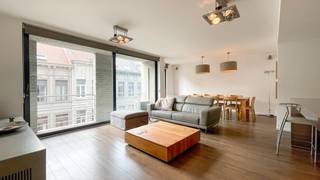 <p>Hedendaags en uiterst smaakvol gemeubeld appartement van ca 112 m² op de derde verdieping in een hoogstaande realisatie op het Zuid. Het appartement is gelegen in de Pourbusstraat, een zijstraat van de Vlaamsekaai met de Leopold de Waelplaats, Kloosterstraat en Marnixplein op wandelafstand. Ook qua bereikbaarheid is dit een zeer gunstige ligging met de Ring, Singel en Leien als belangrijkste invalswegen nabij.<br /><br />De grote leefruimte op parket is aangenaam licht en zonnig dankzij de grote raampartijen en zuidelijke oriëntatie. De open keuken met kookeiland is volledig ingericht en voorzien van kookvuur, oven, Amerikaanse koelkast met diepvriezer en vaatwasser.<br /><br />Via de nachthal bereikt u de slaapkamers aan de rustige achterzijde van het appartement. De masterbedroom beschikt over een walk-in dressing en luxueuze en-suite badkamer met jacuzzi bad, inloopdouche, dubbele lavabo en toilet. De tweede slaapkamer is eveneens voorzien van meer dan voldoende kastruimte, zetelbed en bureau. Deze kamer kan gebruikmaken van de tweede badkamer met douche, lavabo en toilet.<br /><br />Een aparte bergruimte voorziet in aansluitingen voor in wasmachine en droogkast.<br />Het appartement is zeer hoogwaardig gemeubeld en voorzien van alle huisraad: keukentoebehoren, serviesgoed, linnen, etc. zijn allemaal van een zeer goede kwaliteit.<br /><br />Extra troef: airconditioning.<br /><br />Een ondergrondse autostaanplaats is bij te huren aan 130 Euro per maand.<br /><br />Gemeenschappelijke lasten: 135 Euro per maand.<br />Proivisie op het verbruik van water: 60 Euro per maand.<br />De nutsvoorzieningen gas en elektriciteit zijn privé op te nemen door de huurder.<br /><br />Onmiddellijk beschikbaar.</p>