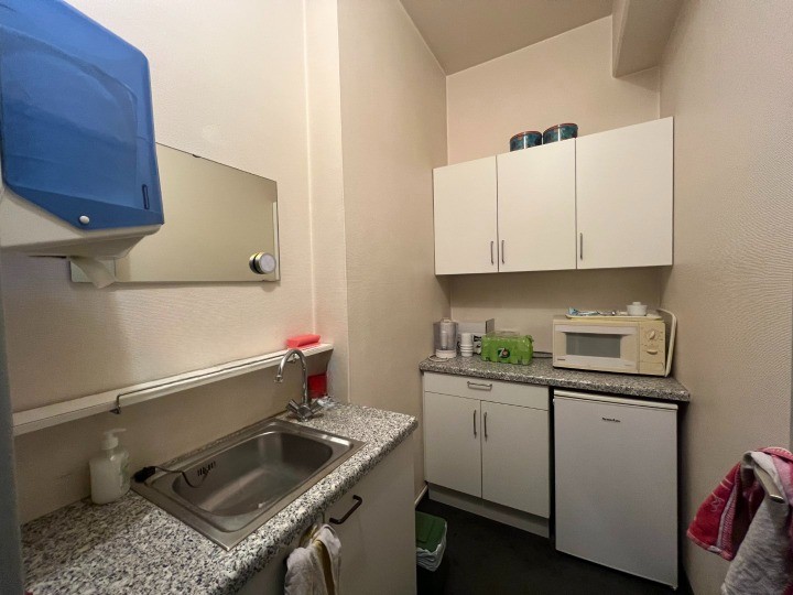 Handelspand met 5 bureauruimtes en 2 kelders op uitstekende locatie. - foto 5