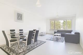 Dit appartement is ideaal gelegen aan de statige Jan Van Rijswijcklaan, één van de belangrijkste invalswegen tot het stadscentrum vanuit het zuiden. U betreedt het appartement vanuit de inkomhal (ca.12m²) op tegelvloer, voorzien van maar liefst 3 bergruimtes. De ruime woonkamer (ca.34m²) bevindt zich aan de voorzijde met grote raampartijen, wat zorgt voor een optimale lichtinval. Vanuit de woonkamer kan u de keuken (ca.10m²) betreden, deze is volledig geïnstalleerd met een kookplaat, oven, dampkap, koelkast met vriezer, vaatwasser en een wasmachine. De badkamer (ca.5m²) is voorzien van een douche, lavabo en aansluiting voor een droogkast. Het appartement beschikt over 2 ruime slaapkamers (ca.17-10 m²) aan de achterzijde. Het terras (ca.6m²) kan u betreden vanuit zowel de grootste slaapkamer als vanuit de keuken. Hier kan u vertoeven in de avondzon. <br /><br />Apart gastentoilet. Aparte kelderberging. Asbestveilig. EPC: C. Elektriciteit conform. Lift aanwezig. Dak geïsoleerd. P-en G-score: A.<br />In de buurt vindt u winkels, scholen, parken en sportfaciliteiten.