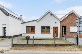 Op een uitstekende locatie te Rijmenam bevindt zich deze gerenoveerde gelijkvloerse woning met 2 slaapkamers en gezellige tuin. U bevindt zich hier...