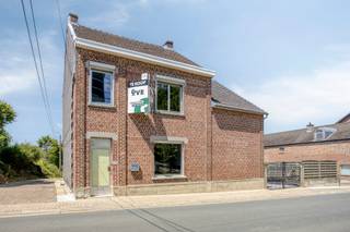 <p>Looking for a property full of character with great potential?<br />Then this detached house in rural Kortenaken is definitely worth a visit.</p>
<p>This charming home (approx. 214 m²), originally built around 1907 and gradually renovated, is located in a शांत and green environment with easy access to Tienen and surrounding towns.</p>
<p>Layout: entrance hall, cosy living and dining area, functional kitchen with storage space. Upstairs, there are three bedrooms and a renovated bathroom with bath, shower, sink and toilet.</p>
<p>Outside, you can enjoy a garden with terrace. The property also includes a cellar and an outbuilding.</p>
<p><strong>Key advantage:</strong><br />For a clearly estimated budget, a split air‑to‑air heat pump system (air conditioning) can be installed in the living area and a bedroom.<br />This allows you to <strong>immediately comply with the renovation requirement (EPC D)</strong> while enjoying both heating and cooling.</p>
<p>EPC simulation and detailed quotation available.</p>
<p>Quiet, green location in a residential area with rural character, with amenities within short distance.</p>
<p>Interested?<br />Contact Sven at sven@immogve.be or call 0486/400905!</p>