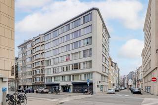 <p><span>Dit verzorgd appartement is gelegen op een </span><span>centrale locatie in de Stad</span><span>, net achter het oude Gerechtsgebouw. Op wandelafstand van Theaterplein, Mechelse plein, het historische centrum en het Zuid.</span></p><p><span>Alle winkels en openbaar vervoer op wandelafstand. </span></p><p><span> </span></p><p><span>Het appartement is gelegen op de </span><span>5de verdieping</span><span> van een goed onderhouden gebouwen heeft een oppervlakte van </span><span>ca. 56m² </span><span>(volgens EPC). Dankzij zijn hoekligging geniet het appartement van veel </span><span>natuurlijke lichtinval</span><span>. Het appartement werd zeer goed onderhouden en is irecent gerenoveerd.</span></p><p><span> </span></p><p><span>Ideaal als </span><span>startersappartement</span><span> of </span><span>investering</span><span>.</span></p><p><span> </span></p><p><span>Indeling:</span></p><p><span>-gelegen op de 5de verdieping</span></p><p><span>-inkomhal</span></p><p><span>-lichte woonkamer (ca. 25m</span><span><sup>2 </sup></span><span>)</span></p><p><span>-aparte keuken</span></p><p><span>-slaapkamer (ca. 18m</span><span><sup>2 </sup></span><span>)</span></p><p><span>-badkamer met inloopdouche, lavabo en toilet</span></p><p><span> </span></p><p><span>Algemeen gebouw:</span></p><p><span>-lift aanwezig</span></p><p><span>-verzorgd gebouw</span></p><p><span> </span></p><p><span>Troeven</span></p><p><span>-centrale ligging </span></p><p><span>-EPC-score B</span></p><p><span>-lichtrijk appartement</span></p><p><span>-verhuurd aan €825 + €100</span></p><p><span>-ideaal als investering of startersappartement</span></p><p><span> </span></p><p><span>Ben jij geïnteresseerd in dit appartement in Antwerpen, ben je op zoek naar ander vastgoed of wens je de waarde van jouw eigendom te kennen? Dan ben je bij BOLT immo aan het juiste adres! Wij helpen jou graag verder.</span></p><p><span> </span></p>