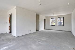 Deze ruime energiezuinige nieuwbouwwoning (bewoonbare oppervlakte +/- 197 m²) beschikt over 3 volwaardige slaapkamers en een badkamer. Er is de mogelijkheid voor een vierde, vijfde en badkamer op zolder. Buiten is er een carport voorzien en zuidwest gerichte tuin.Deze woning wordt volledig afgewerkt. INDELINGGelijkvloers:Inkomhal - apart toilet - leefruimte - open keuken - wasplaats/berging- tuin - carport Eerste verdiep:Nachthal - apart toilet - slaapkamer 1 - slaapkamer 2 - slaapkamer 3 - badkamer met bad en doucheTweede verdiep:Zolder met vaste trap met mogelijkheid om een 4de slaapkamer + 5de slaapkamer + badkamer + bergruimte te creërenDerde verdiep:Extra zolder met valtrapTROEVEN+ BEN-woning - 10 zonnepanelen+ Regenwaterput 10.000l+ Ventilatiesysteem D+ 4 verdiepingen+ Mogelijkheid voor 4de & 5de kamer & badkamer in zolder+ Woning wordt nog volledig afgewerkt+ Volledige vrijstelling onroerende voorheffing eerste 5 jaarVerkoop onder 21% BTW! Contacteer ons voor een afspraak 065 605 605 of via rob.vandaele@dewaele.com