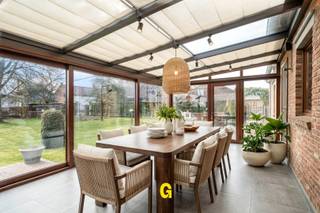 Langs de Bovenstraat in het landelijke Werm treft men deze verzorgde vrijstaande woning op een mooi perceel van 10a 10ca. <br /><br />De woning is gelegen op de hoek van de Bovenstraat en de Wanveldstraat. Dit vrijwel autoluwe straatje loopt uit in een ruilverkavelingsweg dat leidt naar de achtergelegen velden en weides. In deze mooie omgeving kan men heerlijk wandelen, fietsen, of een rondje joggen,… ideaal voor de natuurliefhebber en voor spelende kinderen. Hier zal het zeer aangenaam en rustig om wonen zijn, in een fijne gemoedelijke dorpse sfeer. <br /><br />Ondanks de rustige landelijke ligging, hoeft men niet in te boeten aan bereikbaarheid. Op een afstand van een tweetal kilometer ligt het centrum van Hoeselt zodat alles wat men dagelijks nodig heeft snel te vinden is. Het centrum van Bilzen ligt op een viertal kilometer, het centrum van Tongeren op een zestal kilometer. Met de oprit E313 zijn omliggende steden zoals Hasselt vlot bereikbaar. <br /><br />De woning werd opgericht door de huidige eigenaar begin jaren 90 en daarna voortdurend uitstekend onderhouden en verbeterd waar nodig. Omstreeks 2012 en 2013 werd de keuken vernieuwd en werd een zonneboiler geplaatst. De koper zal hier een degelijke verzorgde woning aantreffen die onmiddellijk bewoonbaar is, om op eigen tempo en volgens eigen noden eventueel verder op te frissen, zonder dat grote werken aan de orde zijn. <br /><br />INDELING/OMSCHRIJVING<br /><br />GELIJKVLOERS<br />-Ruime inkomhal met mooie volhouten siertrap en travertin vloeren<br />-Lichtrijke leefruimte met haard en toegang en zicht op het terras en de mooie tuin<br />-Knap afgewerkte keuken met zwart composieten werkblad en hoogwaardige toestellen zoals de Siemens combi- oven, kookplaat en vaatwasser<br />-Ruime veranda aansluitend op de keuken, met fijn zicht op de achtergelegen tuin, een ideale plek voor etentjes, gezellig samen te zijn of gewoon even tot rust te komen. <br />-Hal met WC<br />-Eerste slaapkamer (15 m²)<br />-Badkamer met bad en douche, in zeer verzorgde staat<br /><br />1STE VERDIEPING<br />-Nachthal<br />-2de ruime slaapkamer met sanitaire voorzieningen<br />-3de ruime slaapkamer<br />-Bureel of bergruimte<br /><br />KELDER ONDER DE VOLLEDIGE OPPERVLAKTE<br />-Inpandige garage, op gelijk niveau van de straat<br />-wasplaats<br />-kelderberging met ruimte voor CV<br />-werkplaats<br /><br />BUITENOMGEVING<br />-Leuk terras aansluitend op de leefruimte met fijn zicht op de tuin<br />-Ruime verzorgde volledig omheinde tuin, ook bereikbaar langszij langs de Wanveldstraat, zeker handig voor onderhoudswerken e.d.<br /><br />EPC: 367 kWh/m² pj – Geen renovatieplicht – CV op stookolie – zonnepanelen en zonneboiler. <br /><br />Maatregelen opgenomen in het Maatregelenregister: nee<br /><br />Deze fijn gelegen gezinswoning kan een mooi aanbod zijn voor (jonge) gezinnen die op zoek zijn naar een degelijk gebouwde zeer verzorgde open bebouwing met ruime tuin, om snel te bewonen zonder zware dringende kosten, gunstig gelegen in een mooie landelijke kindvriendelijke straat in een gemoedelijke gemeente, met nog steeds vlot toegang tot de talrijke faciliteiten die Bilzen-Hoeselt te bieden heeft. <br /><br />Bekijk zeker ook het filmpje!<br />https://www.instagram.com/p/DWi8GuUikfB/<br />https://www.facebook.com/share/v/1BcwDfLSGR/