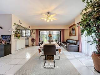 Welkom in deze woning in Kontich, een plek waar elke ruimte een verhaal vertelt en waar je meteen voelt: hier kan ik thuiskomen. Deze open bebouwing ligt in een rustige, groene straat in Kontich – net ver genoeg van de drukte om tot rust te komen, maar toch heerlijk dichtbij alles wat het leven gemakkelijk maakt. <br />Het is een woning met karakter, oerdegelijk gebouwd en klaar voor een nieuw hoofdstuk… misschien wel dat van jou.<br />Bij het binnenkomen valt meteen het gevoel van ruimte en licht op. De leefruimte ademt gezelligheid — het soort plek waar je op koude dagen de warmte van het huis voelt nog voor het vuur aan is. De keuken kijkt uit over de tuin, waar de ochtendzon zacht binnenvalt tijdens het ontbijt. De tuin zelf is een oase van rust, met een ideale zuidelijke oriëntatie. Kinderen die buiten spelen, vrienden die blijven hangen bij de barbecue of gewoon jij, met een goed boek en een kop koffie… het kan allemaal.<br />De woning biedt ook heel wat vrijheid in invulling. De bureau op het gelijkvloers kan opnieuw een gezellige werkplek worden voor zelfstandigen, een speelkamer voor de kinderen of misschien wel een extra slaapkamer. Boven zijn er drie ruime slaapkamers en een badkamer die wacht op een frisse toets. En dan is er nog de zolder — een plek met potentieel, waar dromen vorm kunnen krijgen. Dit huis is niet af, maar dat is net zijn kracht: het biedt ruimte om jouw verhaal te laten groeien.<br />De ligging maakt dit huis extra bijzonder. De Wildemansstraat is een rustige straat waar buren elkaar nog kennen en groeten. Je woont er omringd door groen, met wandel- en fietsroutes vlakbij, maar ook met een vlotte verbinding naar Antwerpen en Mechelen. Scholen, winkels en gezellige eetplekjes zijn slechts enkele minuten verwijderd — alles wat je nodig hebt om comfortabel te wonen, ligt binnen handbereik.<br /><br />Bij de Huisleverancier geloven we dat een huis meer is dan baksteen en beton. Het is de plek waar kleine momenten groot worden — waar kinderen hun eerste stapjes zetten, waar vriendschappen ontstaan, waar je ’s avonds thuiskomt en denkt: het is goed zo. Deze woning heeft dat in zich. Ze wacht op iemand die er opnieuw leven in blaast, die warmte brengt tussen haar muren en die van dit huis weer een echte thuis maakt.<br /><br />Voel jij het ook kriebelen? Bel de Huisleverancier vandaag nog voor een bezichtiging en ontdek zelf hoe dit huis aanvoelt. Misschien is dit wel het begin van jouw nieuwe thuisverhaal.<br /><br />EPC : 817 kWh/m2 (Label F = renovatieplicht)<br />Stedenbouwkundige inlichtingen in aanvraag<br />Waterinfo : P-Score = A, G-Score = A<br /><br />Dit is niet wat je zoekt ? Al gehoord van AANKOOPBEGELEIDING ? Wij zoeken, bezoeken en onderhandelen mee met jou voor eigendommen die worden aangeboden door particulieren, andere makelaars of eigendommen die zelfs (nog) niet te koop staan?<br />Vraag meer informatie over aankoopbegeleiding via welkom@dehuisleverancier.be of 0489/069.000<br /><br />de Huisleverancier : Persoonlijk, voor iedereen Service, Kwaliteit en Vertrouwen !<br />