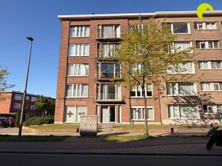 <p><span>Ce studio charmant et frais se trouve sur Pastoor Bauwenslaan, à proximité des magasins, des transports publics, des écoles, .....</span></p><p><span> </span></p><p><span>Disposition :</span></p><p><span>Nous entrons dans la propriété par le hall d'entrée avec des armoires encastrées et nous traversons l'espace de vie. Le lit et la table avec les chaises sont conservés.</span></p><p><span>La cuisine ouverte est moderne et équipée d'un réfrigérateur, d'une plaque de cuisson, d'une hotte aspirante et d'un branchement pour la machine à laver.</span></p><p><span>À l'avant du bâtiment, il y a une autre terrasse ensoleillée, les fenêtres sont équipées d'un film de protection contre les regards indiscrets, l'intimité n'est donc pas un problème.</span></p><p><span> </span></p><p><span>La salle de bains est équipée de toilettes, d'une douche et d'un sèche-serviettes.</span></p><p><span> </span></p><p><span>Enfin, l'appartement dispose d'une cave privée et d'un local à vélos commun.</span></p><p><span> </span></p><p><span>Informations utiles :</span></p><ul><li><span>Disponibilité : immédiate</span></li><li><span>Charges communes : €70 (y compris minuterie, entretien des couloirs, syndic, ascenseur, ...)</span></li><li><span>EPC : 124kWh/m²J label B</span></li><li><span>Garantie locative : 3 mois</span></li><li><span>Etat des lieux : 225  par lot</span></li></ul><p><span> </span></p><p><span> </span></p><p><span>Réservez dès maintenant votre rendez-vous EN LIGNE vous-même. Surfez sur la propriété concernée sur notre site web www.habicom.be et cliquez sur le bouton rose "PLANIFIER UNE VISITE".</span></p><p><span>Choisissez l'heure qui vous convient le mieux, remplissez les coordonnées demandées et cliquez sur envoyer pour confirmer.</span></p>